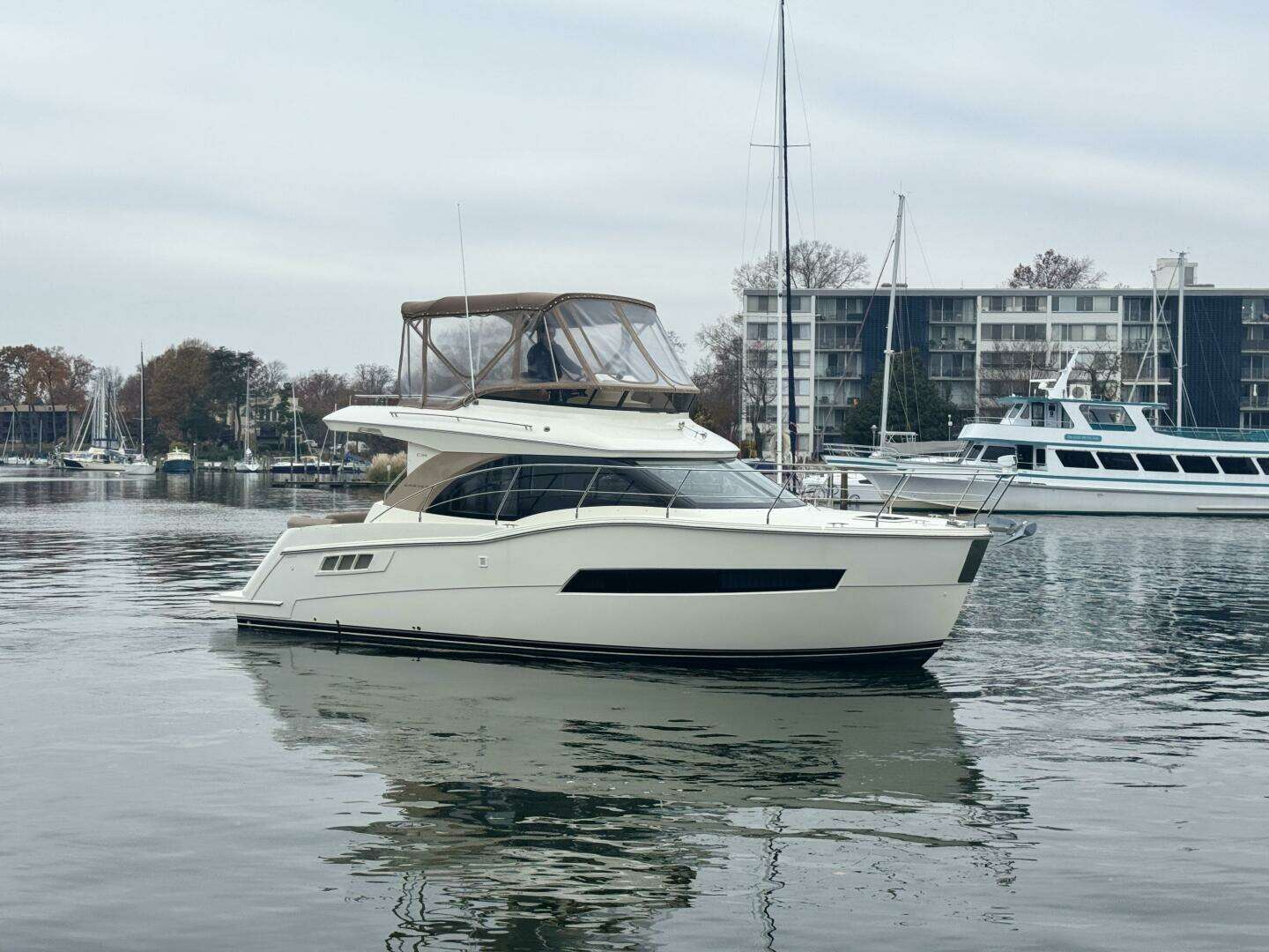 2016 Carver C34 Command Bridge - Image 11