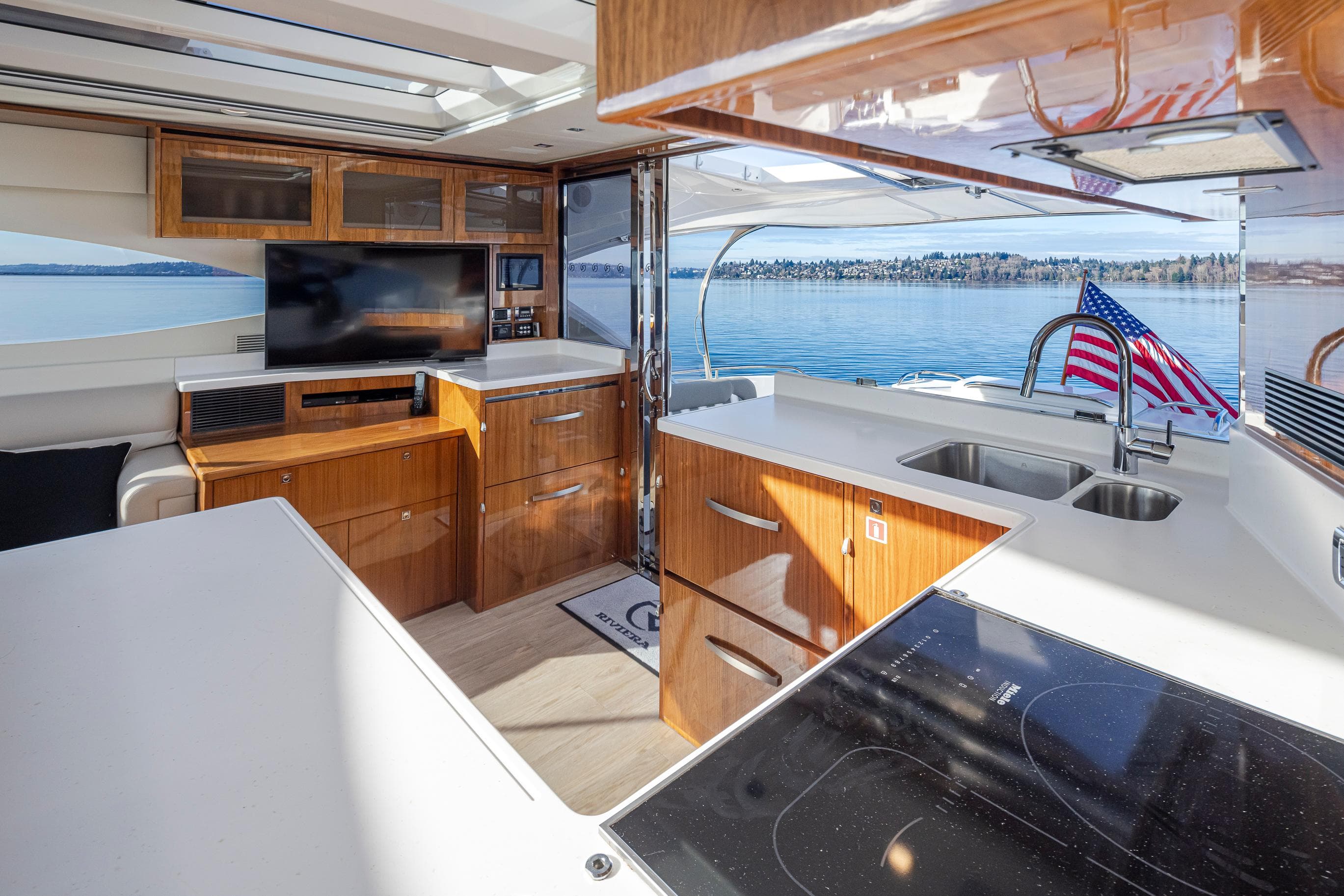 2017 Riviera 6000 Sport Yacht - 57