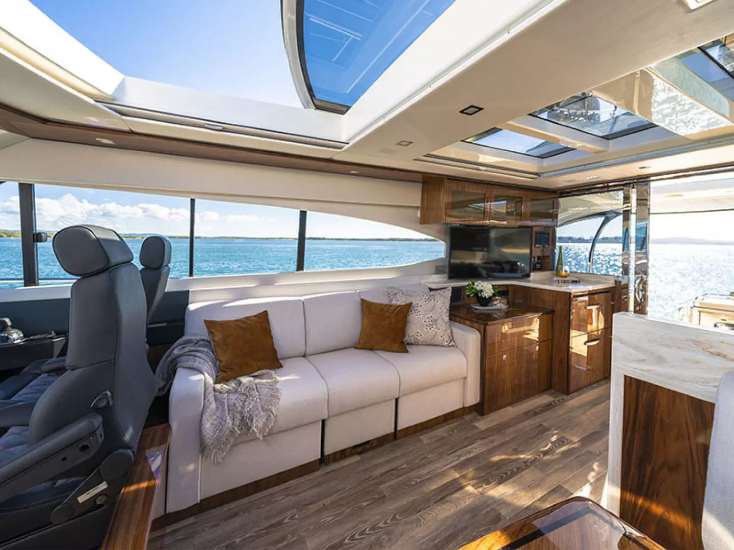 2026 Riviera 6000 Sport Yacht Platinum Edition - Image 6