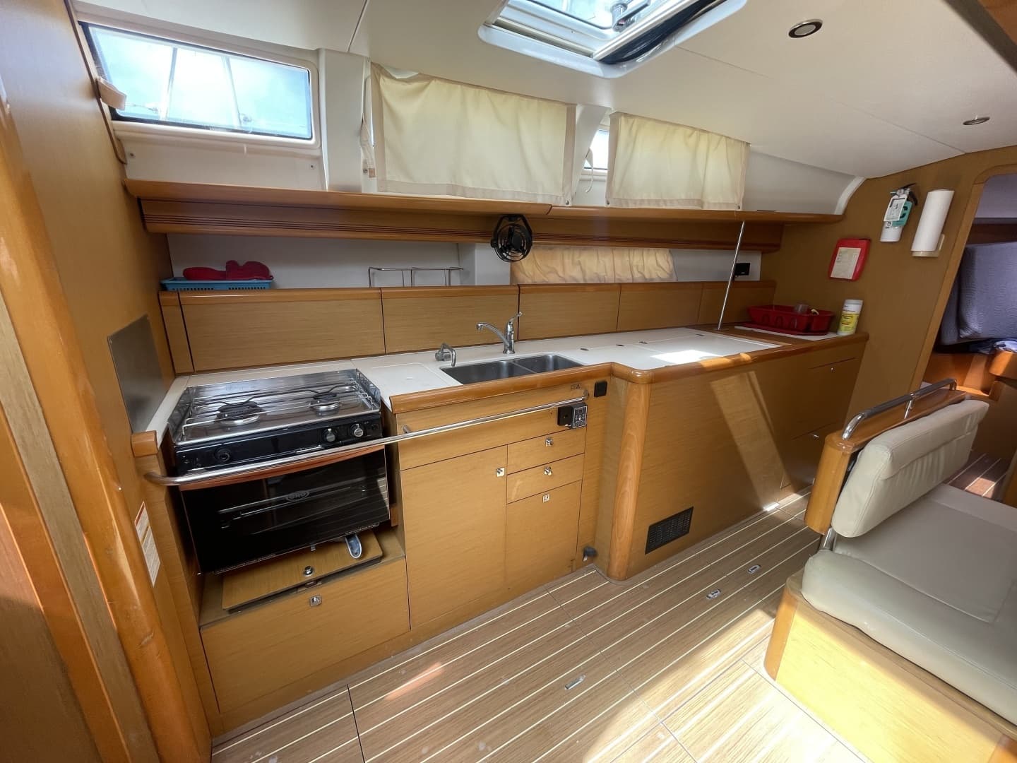 2010 Jeanneau 44I - Image 9