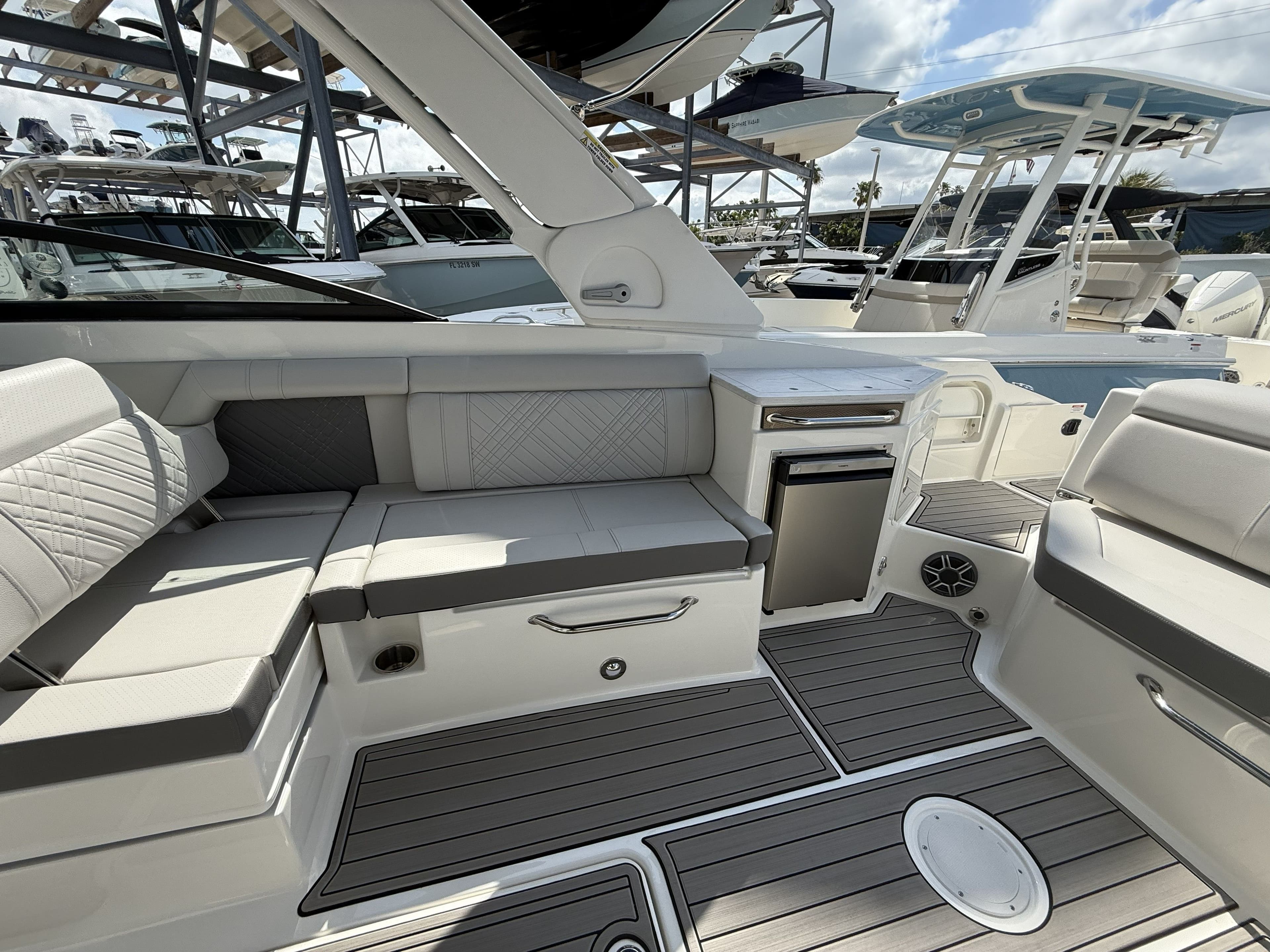 2026 Sea Ray SDX 290 Outboard - 15