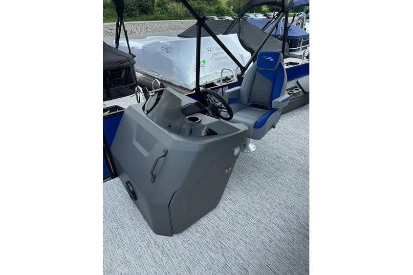 2026 Bennington 23 SF Family boat interior with steering console and blue seat.