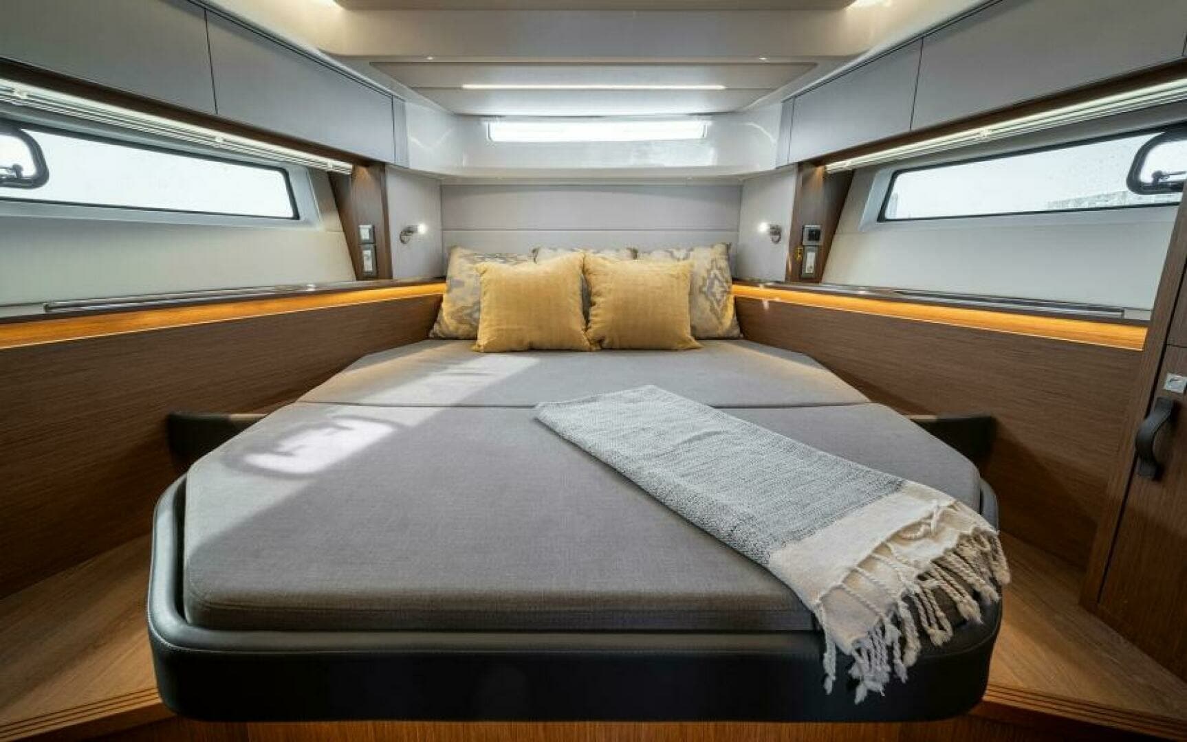 2026 Beneteau Antares 12 Coupe - Image 8