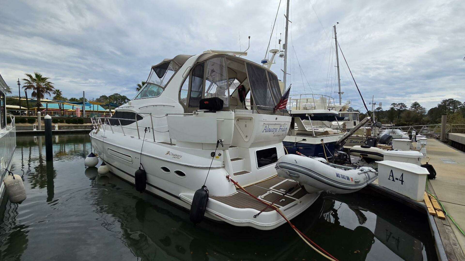 2000 Cruisers Yachts 4450 Express Motor Yacht - Image 3