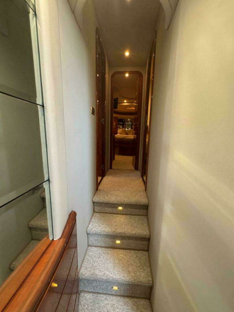 2001 Azimut 68 Plus - Image 21