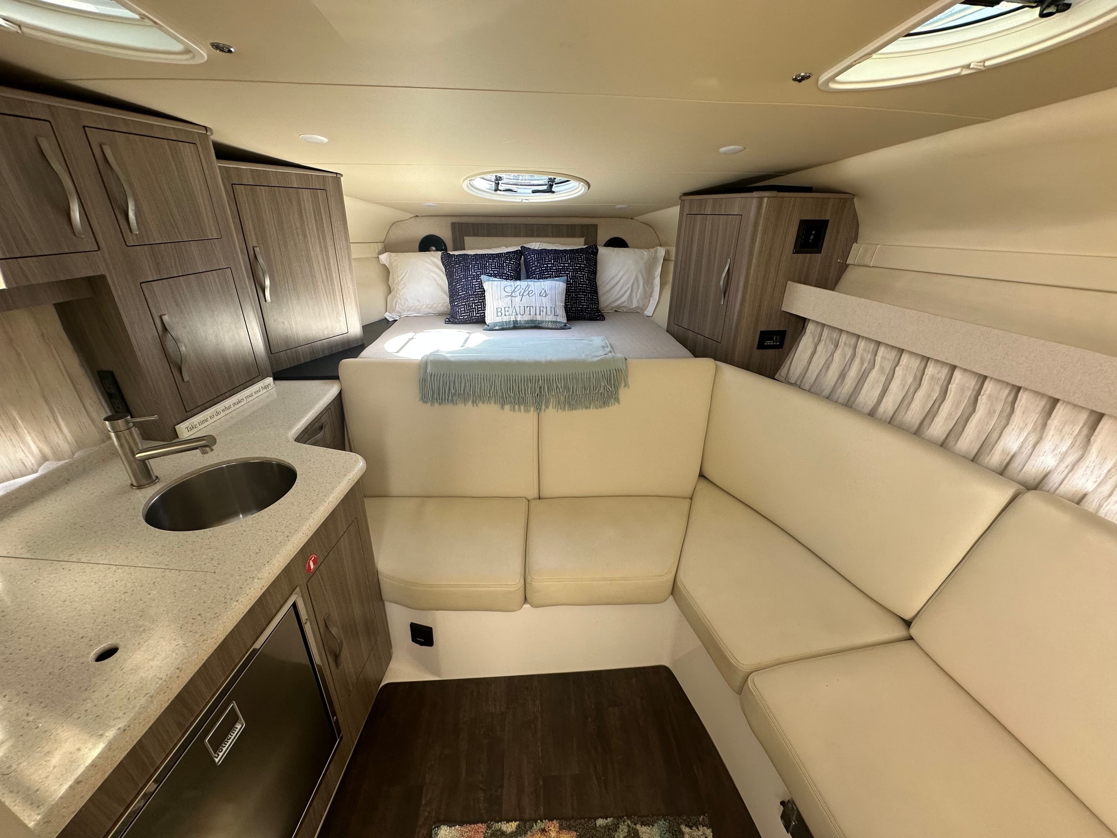 2019 Regal 33 Express - 38