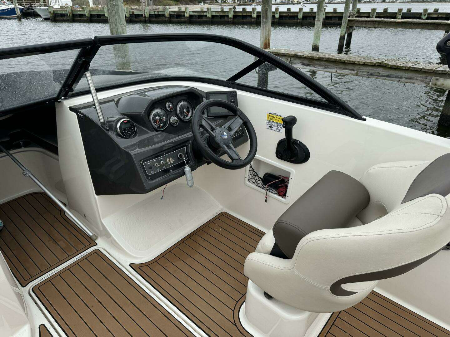2018 Bayliner VR5 Bowrider OB - Image 12