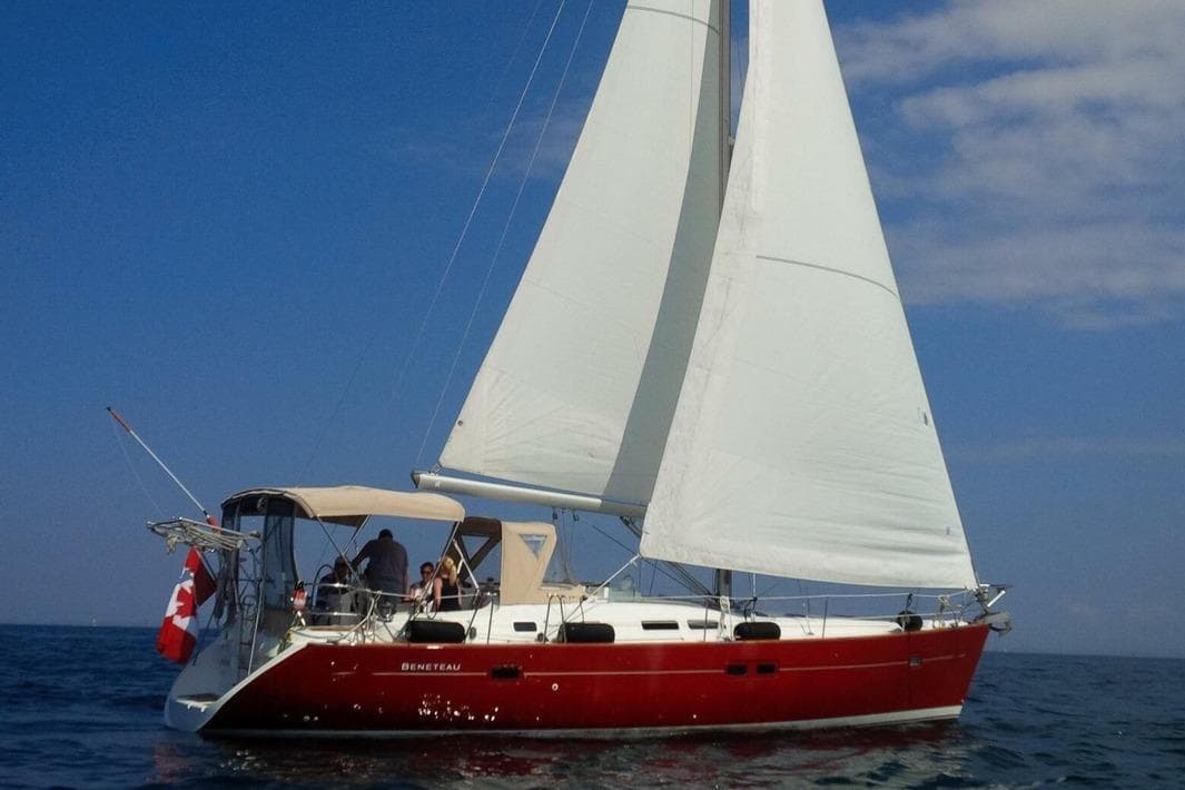 Sailing yacht Beneteau Oceanis Clipper 423, 2005 model, with white sails on open water.