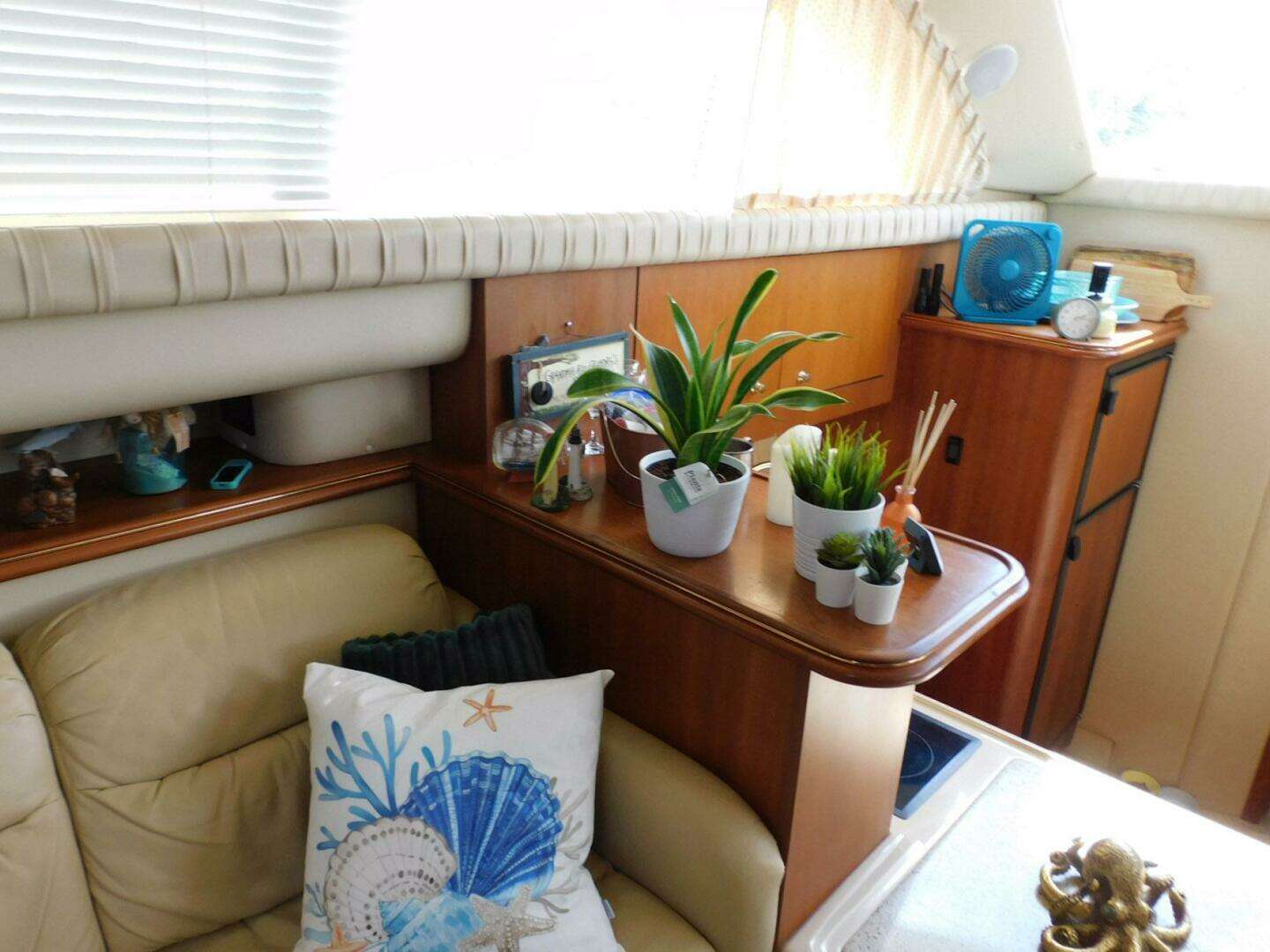 2003 Cruisers Yachts 3750 Motoryacht - Image 9