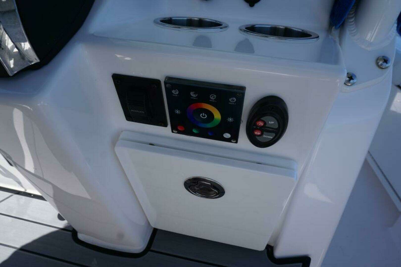 2022 Everglades 253 Center Console - Image 8