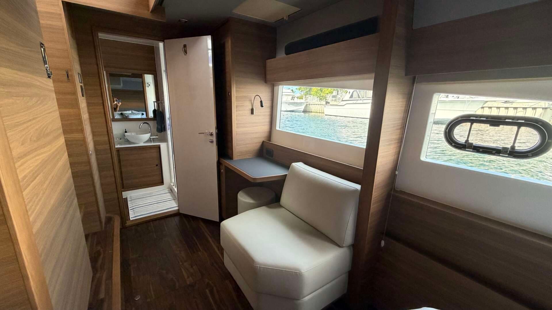 2025 Aquila 54 ENCLOSED BRIDGE - Image 93