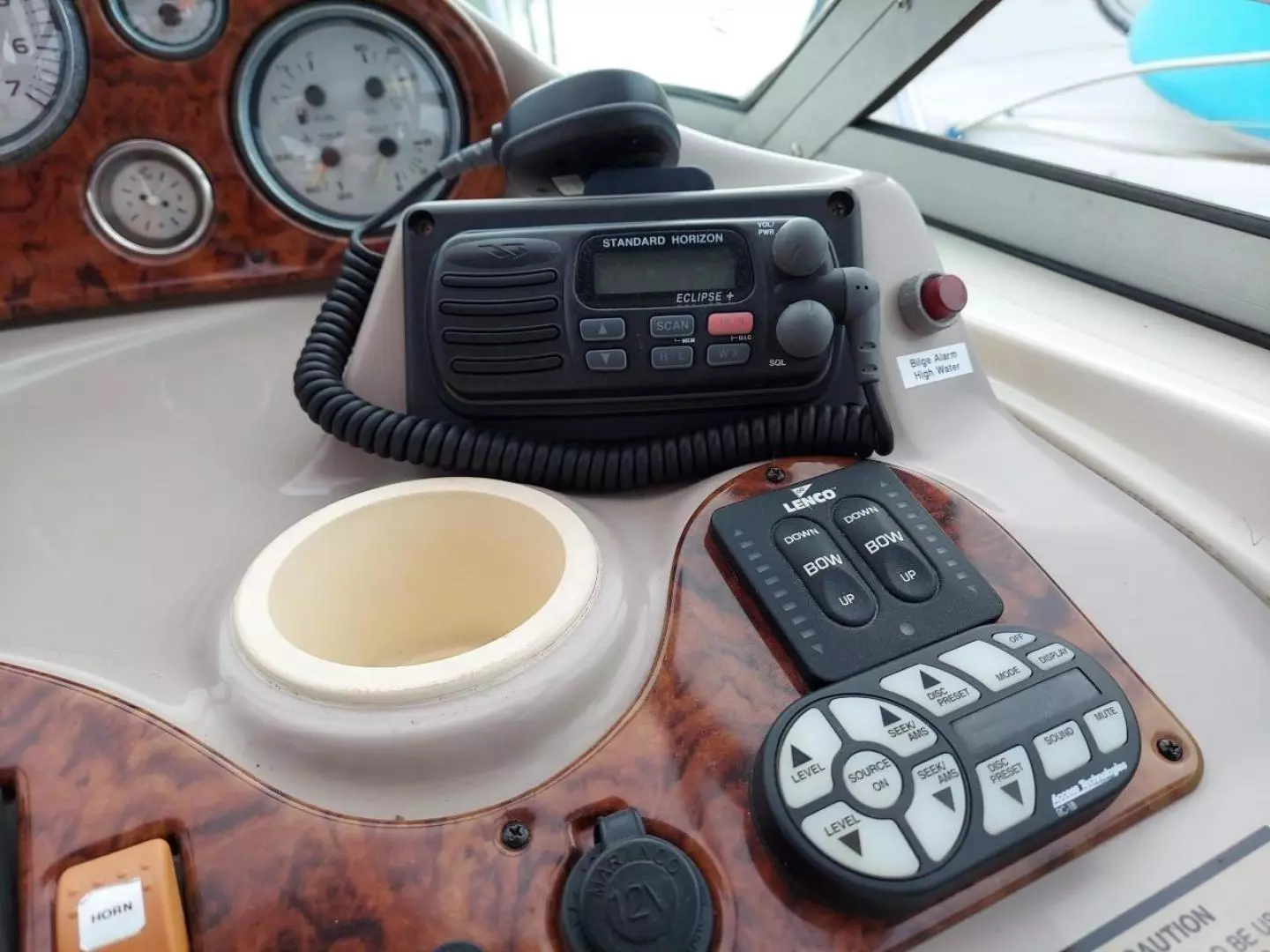 2004 Rinker 342 Fiesta Vee - Image 5