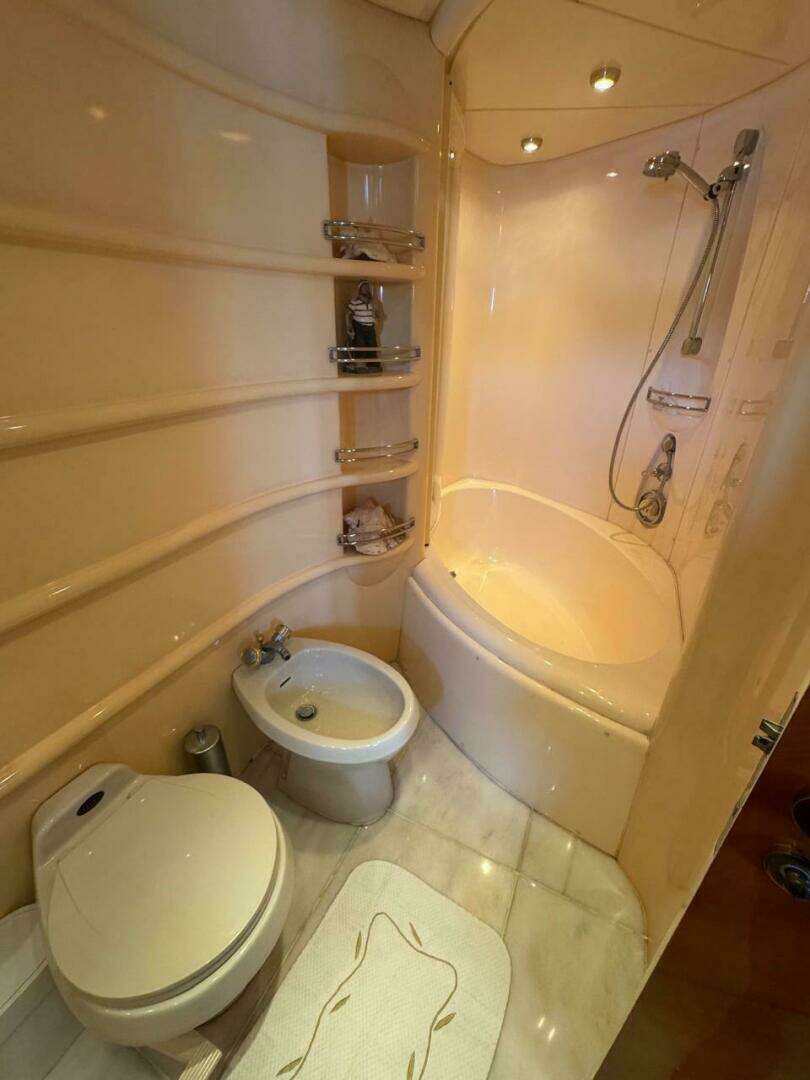 2001 Azimut 68 Plus - Image 32