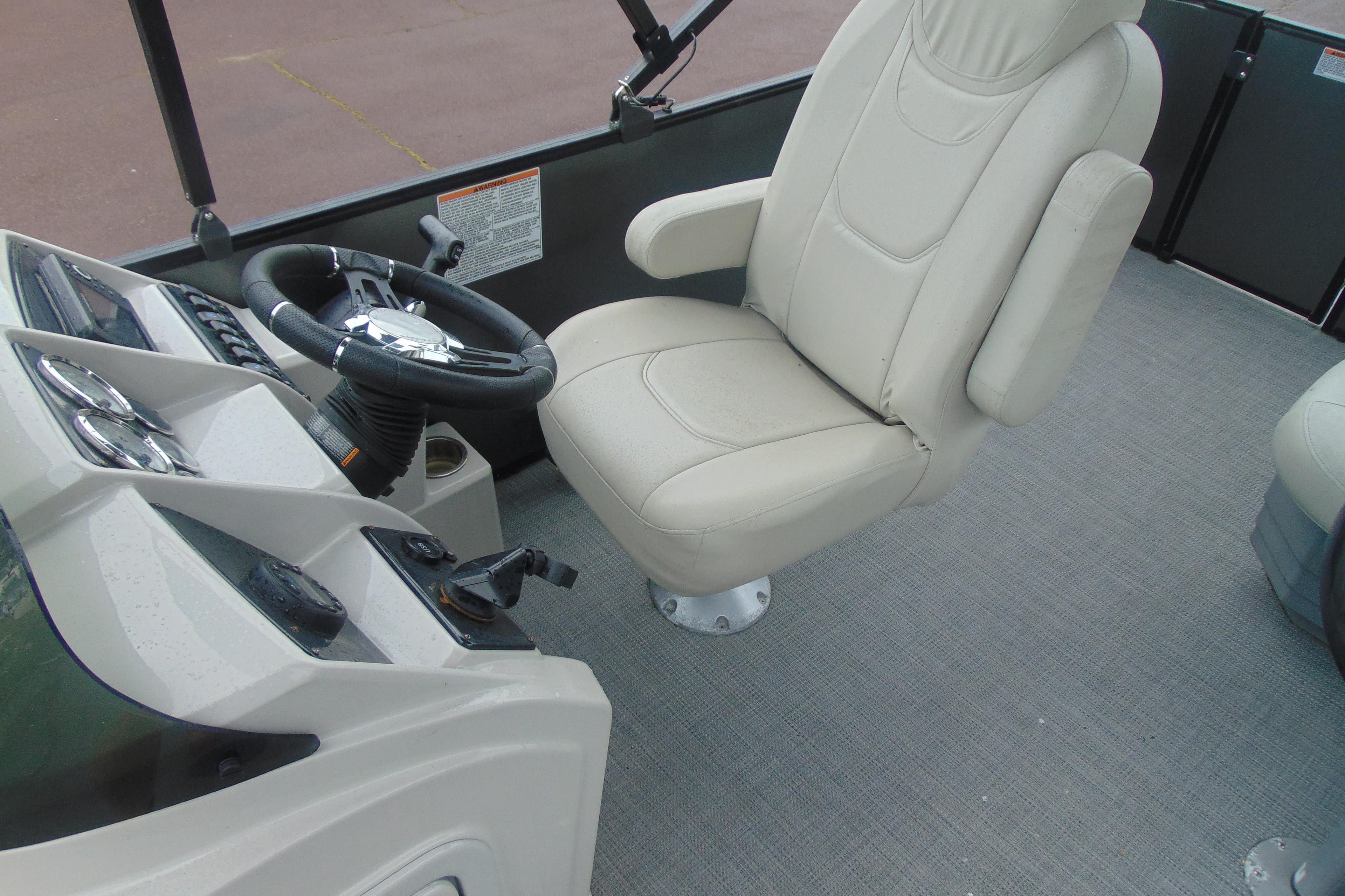 Captain's chair and helm of 2020 Sylvan Mirage 8520 Cruise pontoon boat.