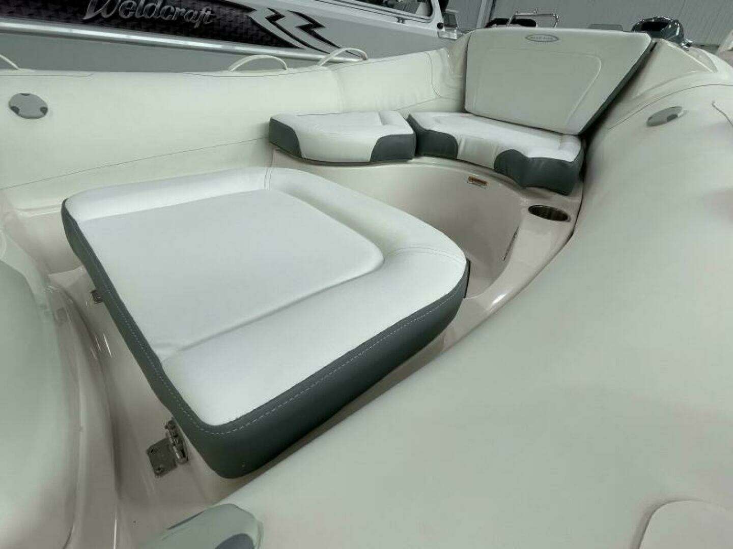 2025 Zodiac Yachtline 490 Deluxe NEO - Image 5