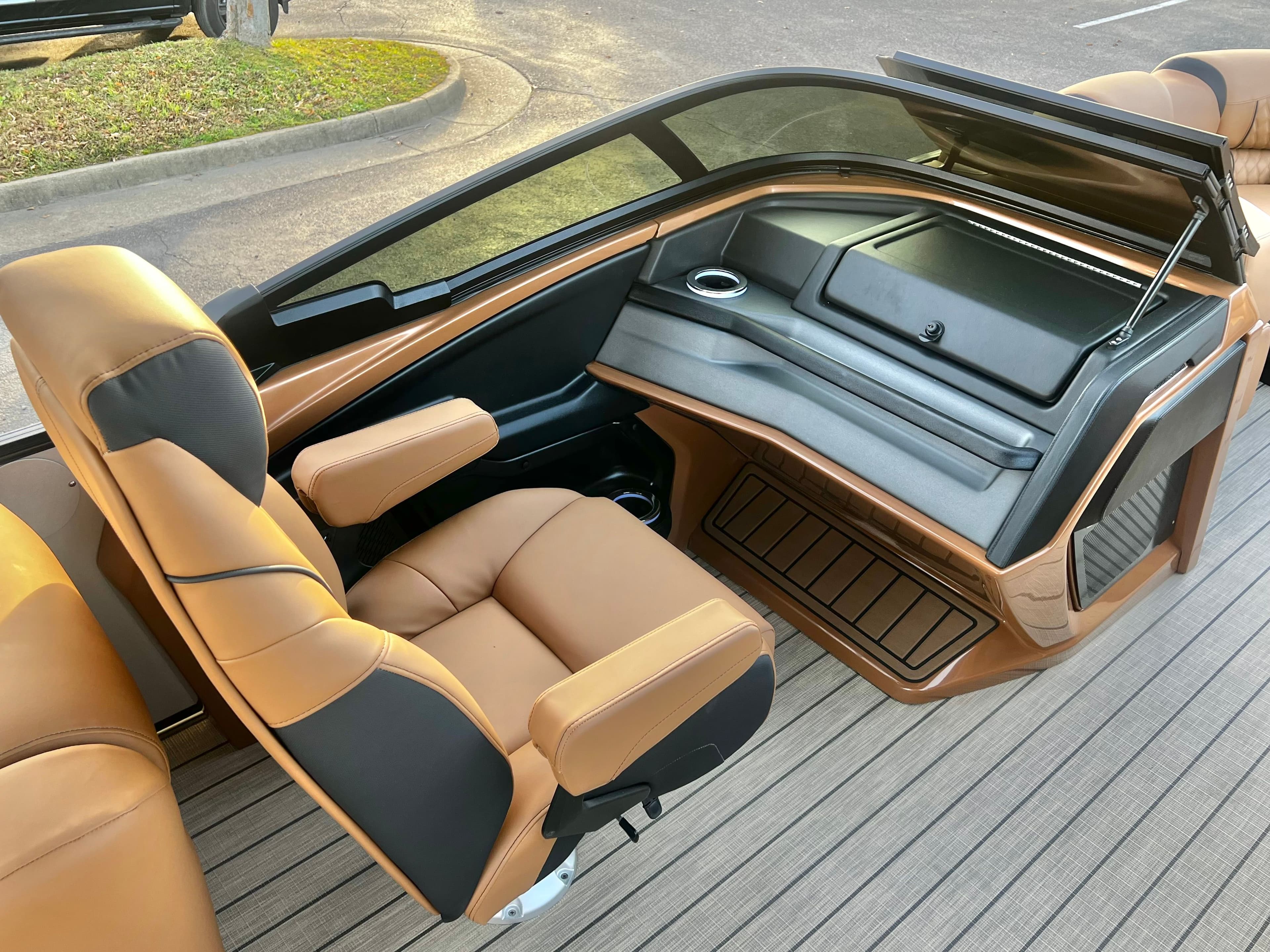 2026 Avalon Catalina 25' Quad Lounge Windshield Triple-Toon - 22