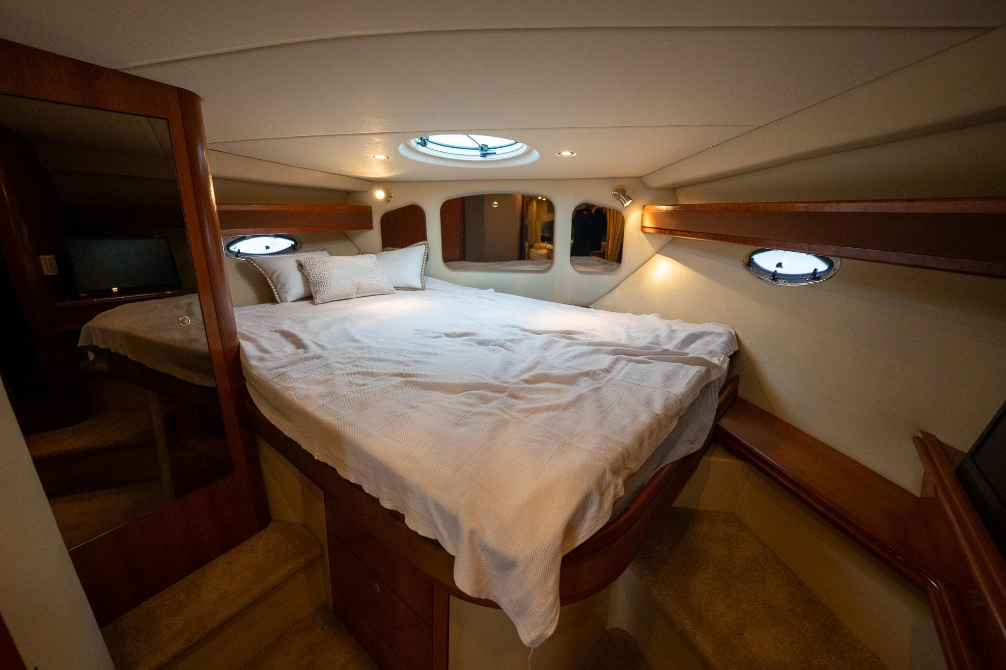 2004 Cruisers Yachts 370 Express - 60