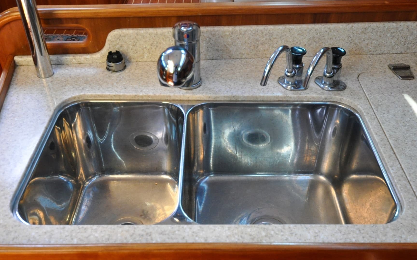 2004 Sabre 426 - Image 54