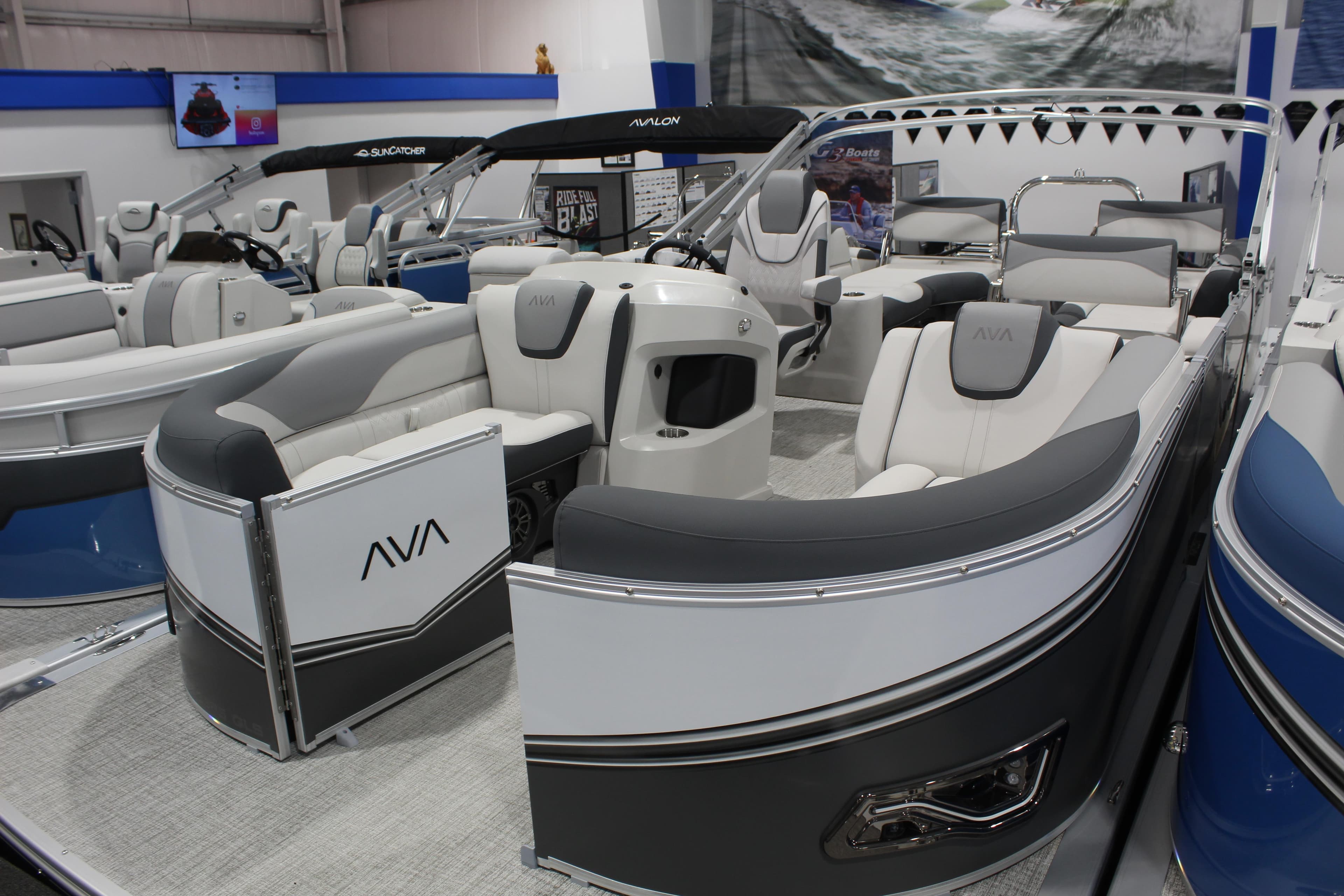 2026 Avalon 2385 25 LSZ QLS pontoon boat displayed at a boat show.