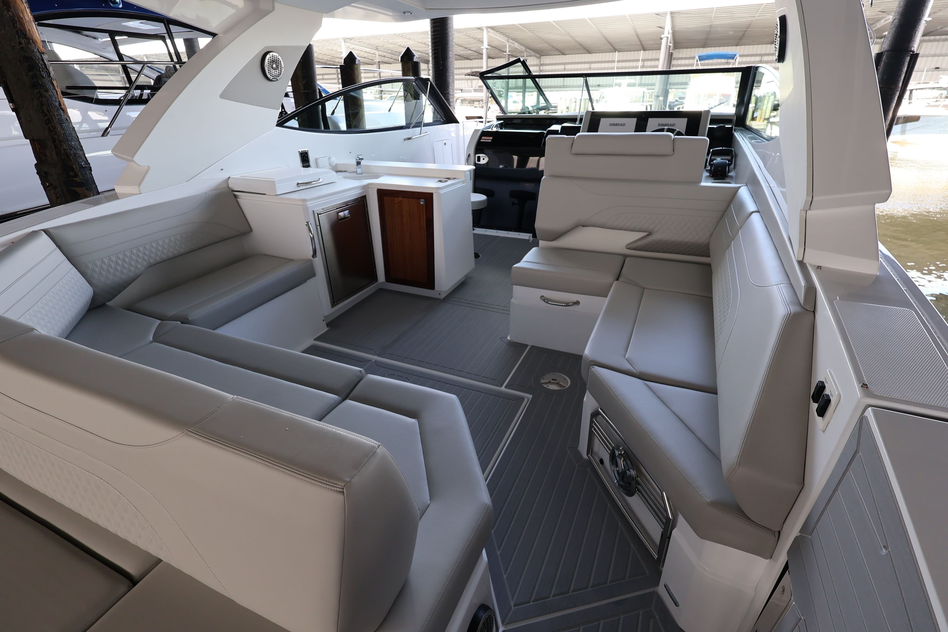 2026 Cruisers Yachts 38 GLS OB - 18