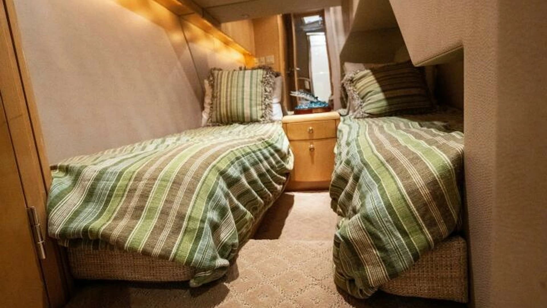 2003 Hatteras 54 Convertible - Image 21