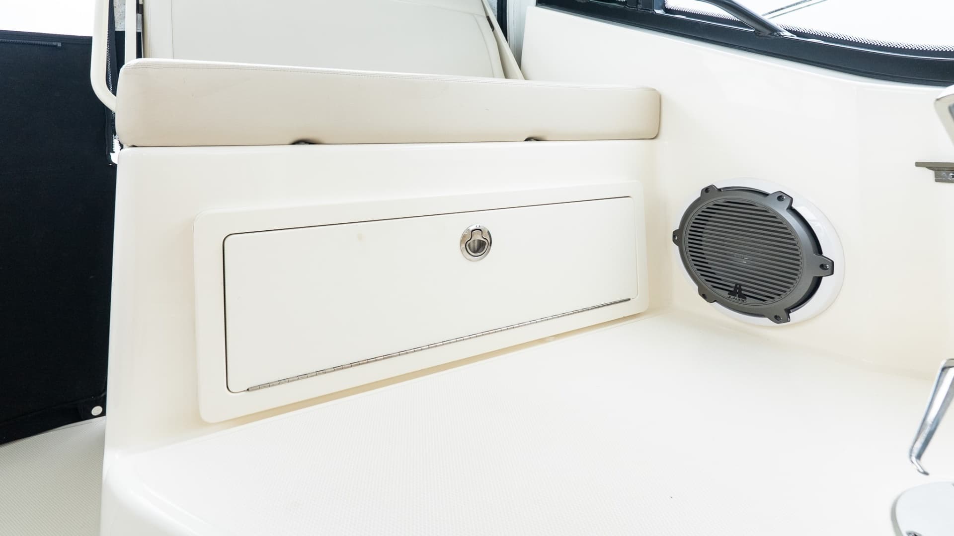 2020 Boston Whaler 325 Conquest - Image 24