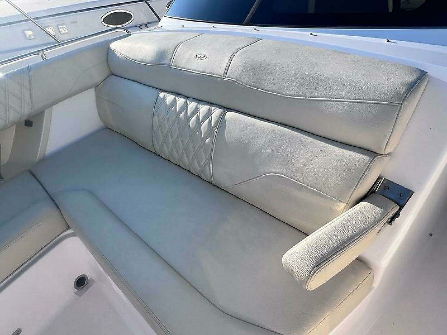 2019 Regal 33 SAV - Image 40