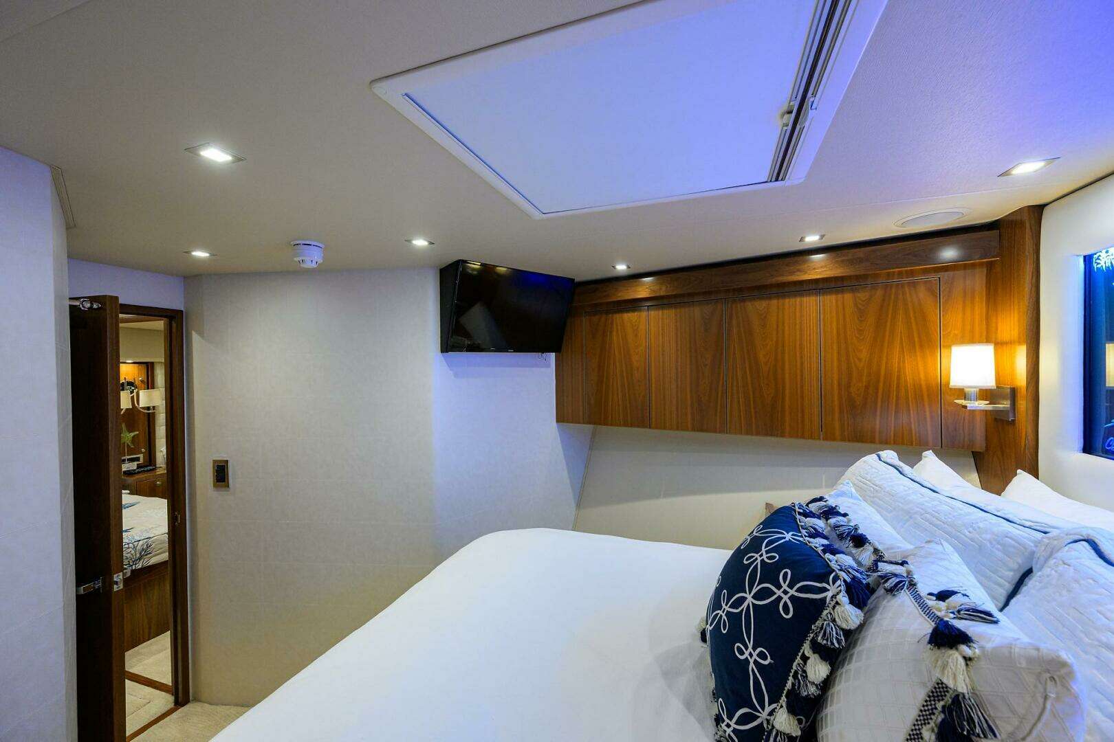 2020 Viking 92 Enclosed Bridge - Image 18
