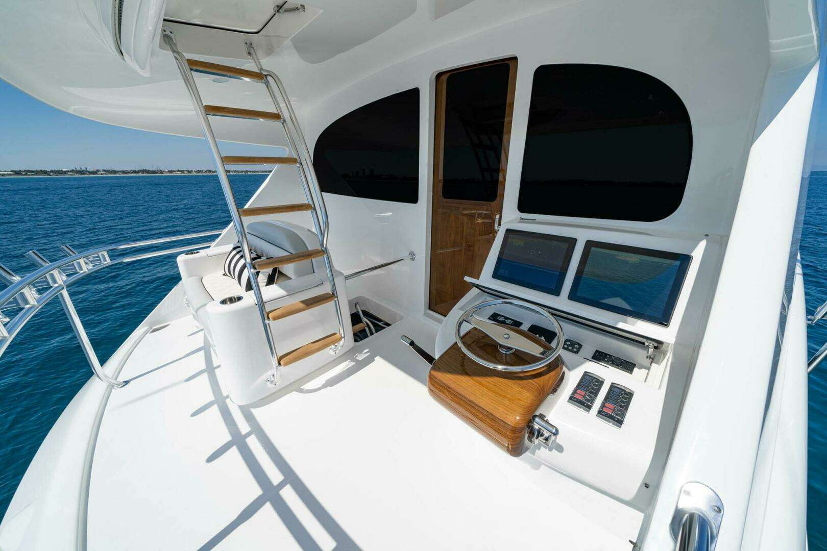 2026 Viking 90 Sky Bridge - Image 9