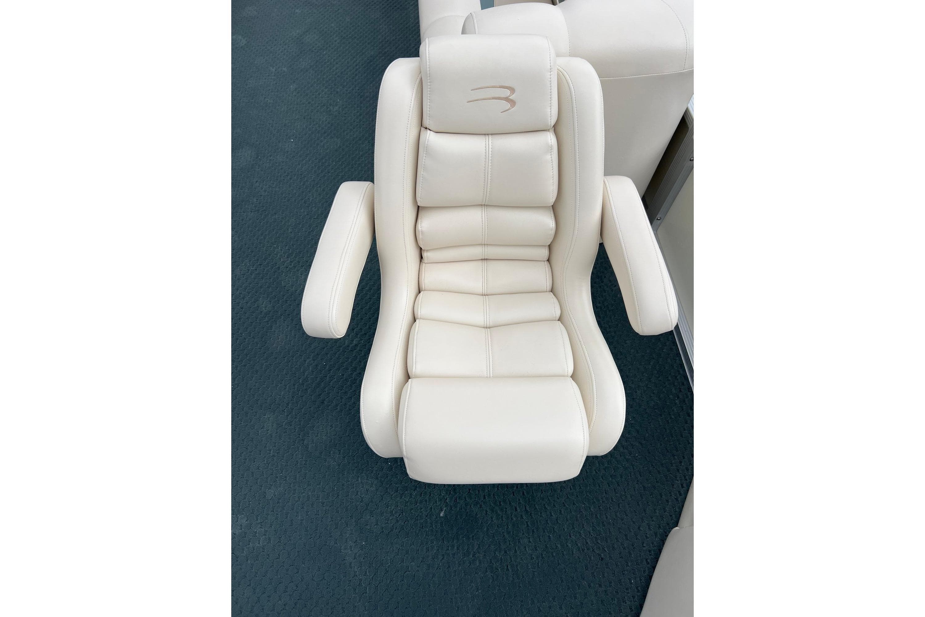Luxurious white captain's chair on 2006 Bennington 2575 FS boat.