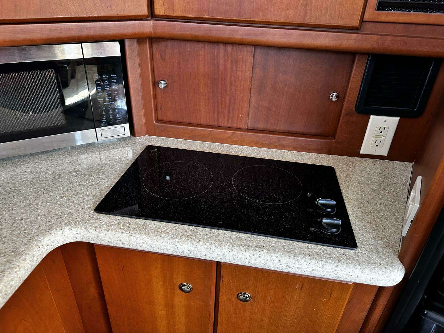 2005 Silverton 35 Motor Yacht - Image 21