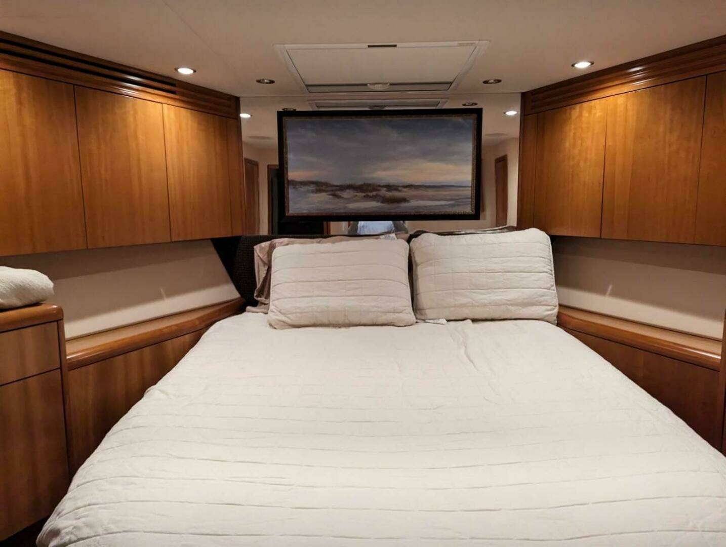 2007 Hatteras 68 Convertible - Image 10