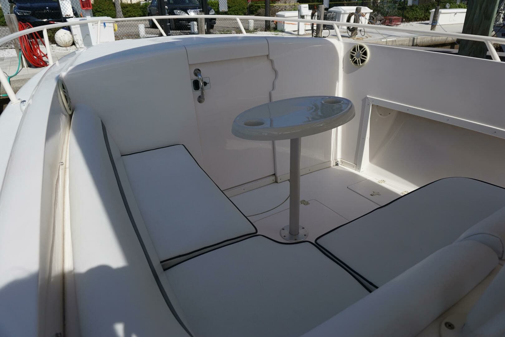 2008 Intrepid 323 - Image 13