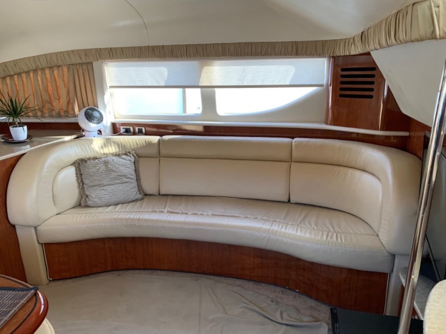 2004 Sea Ray 390 Motor Yacht - Image 44