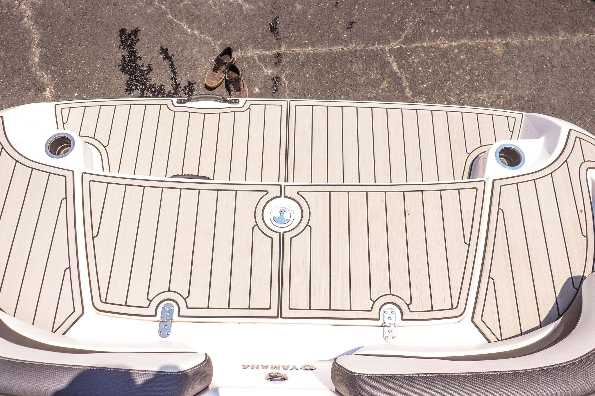 2025 Yamaha Boats AR195 swim platform with sleek design and cup holders.