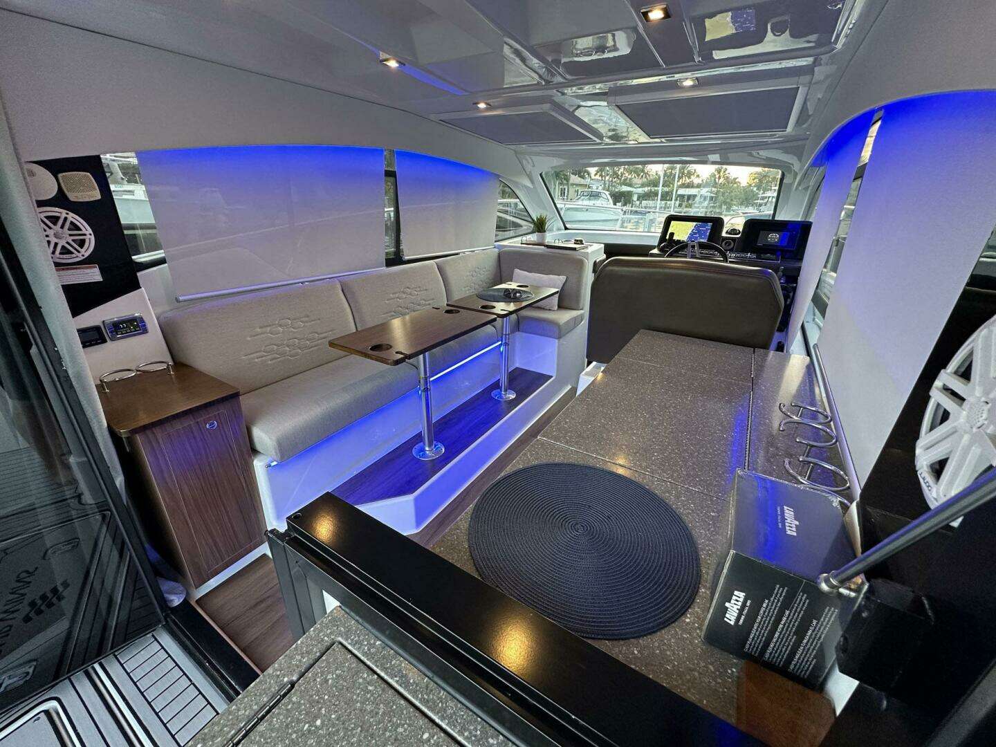 2020 Four Winns Vista 355 Coupe - Image 28