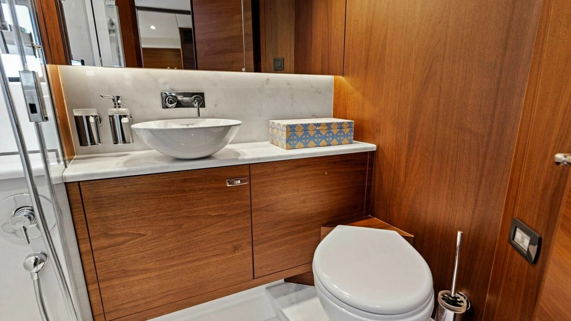 2025 Princess F50 Flybridge - Image 24