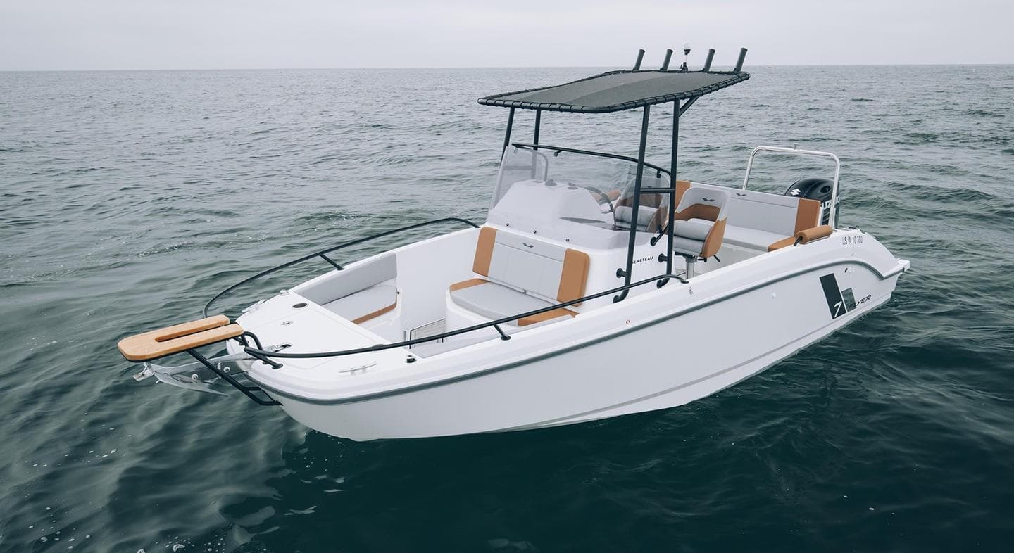 2025 Beneteau Flyer 7 SPACEdeck boat on open water, featuring sleek design and spacious deck.