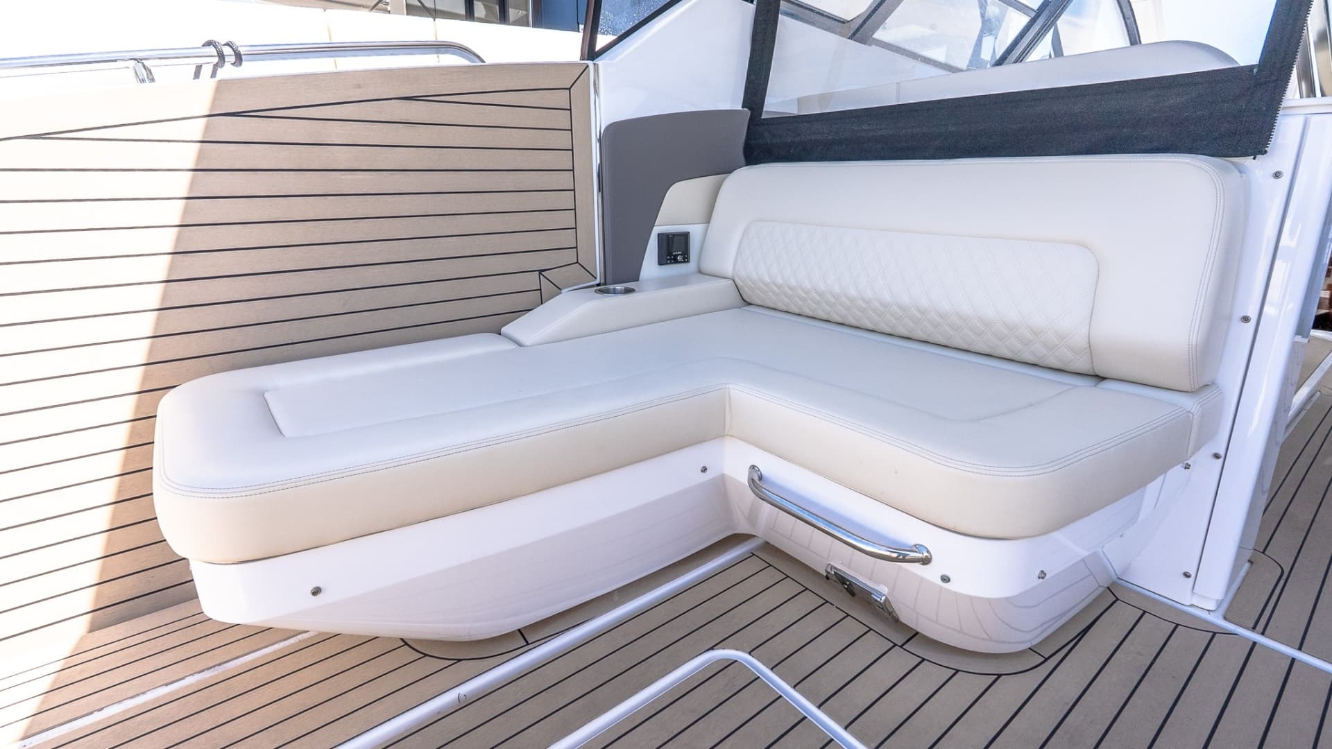 2024 Cruisers Yachts 50 GLS - Image 9