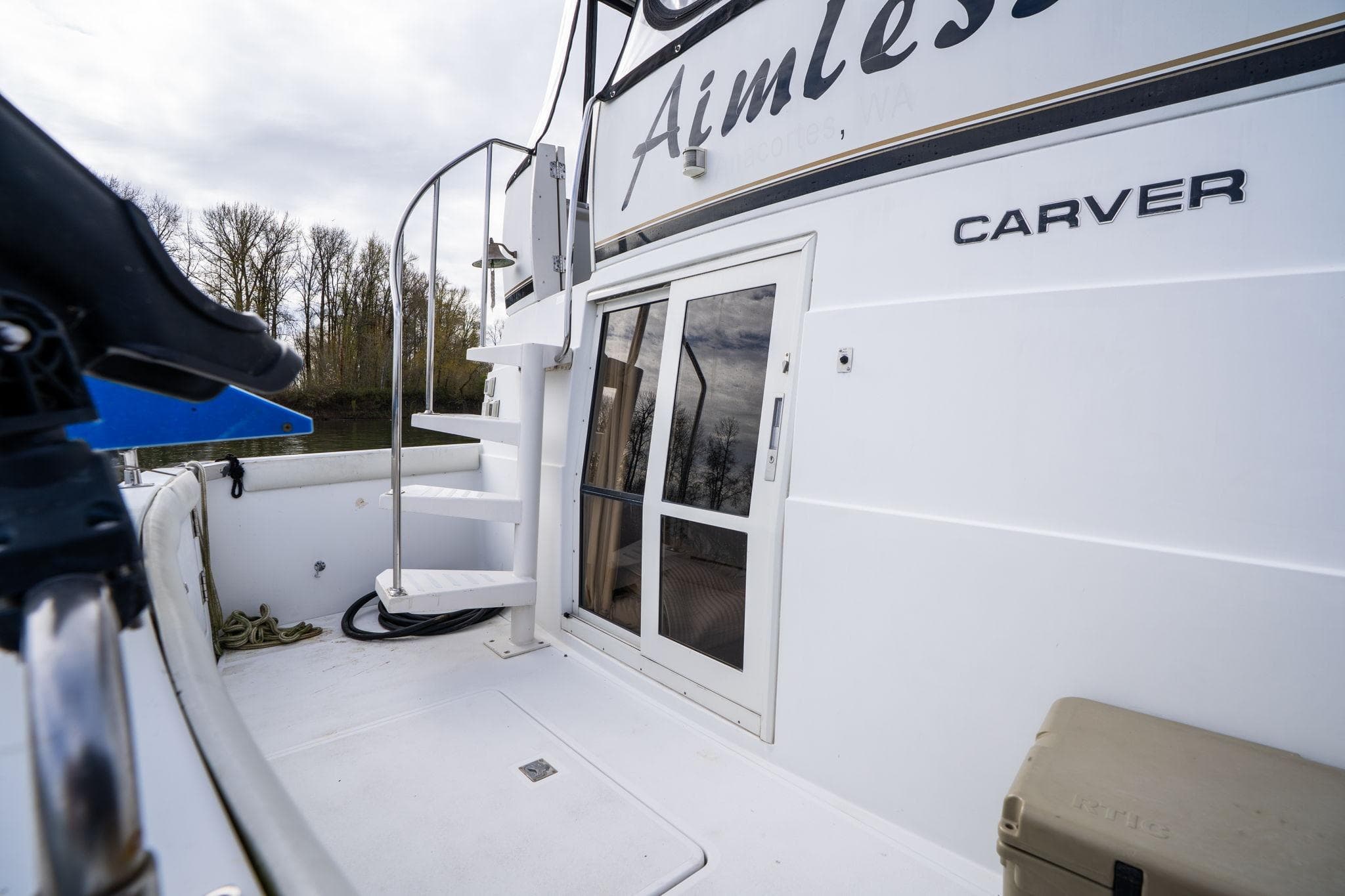 2000 Carver 404 Cockpit Motor Yacht with spiral staircase and sliding door on deck.