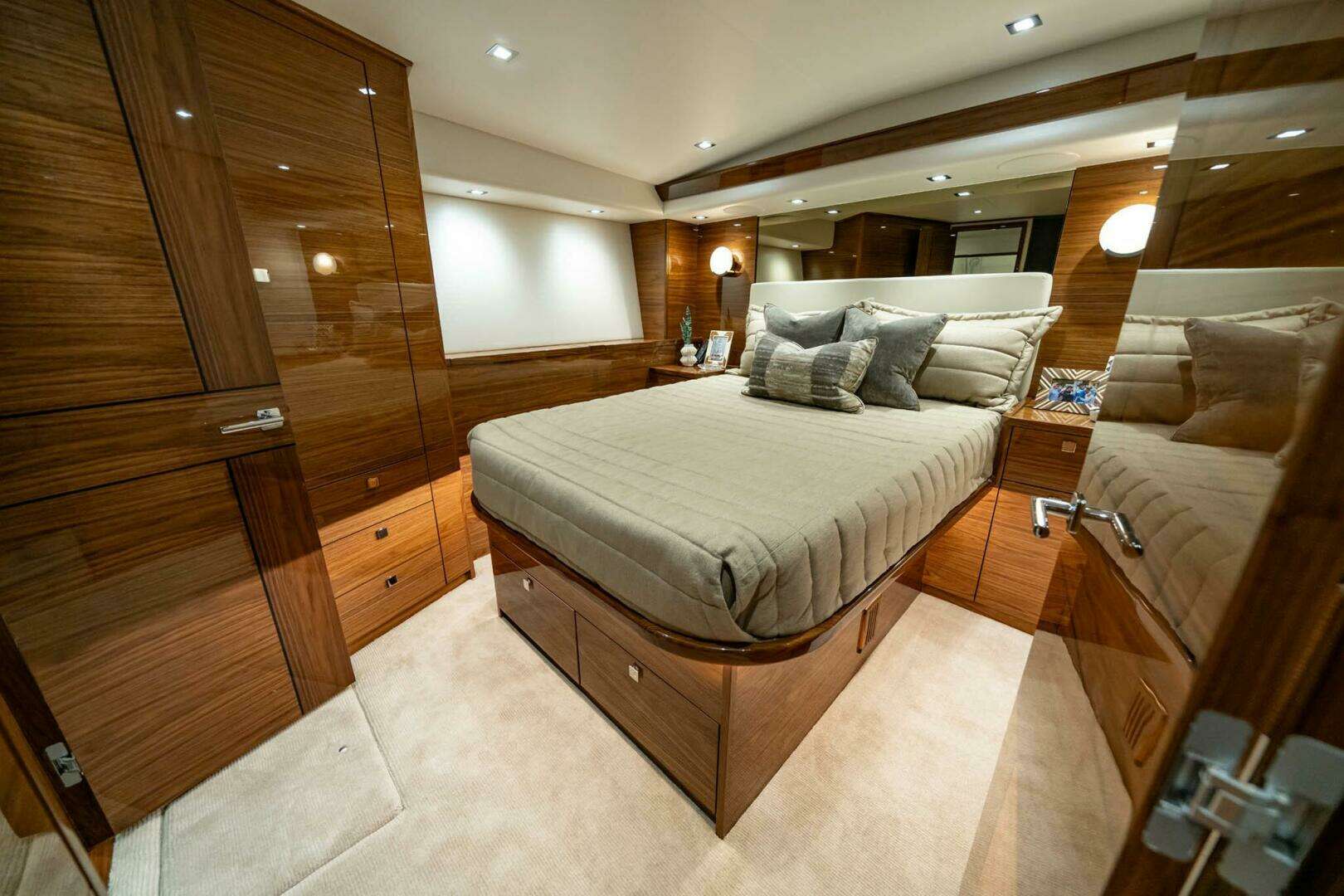 2027 Viking 82 Convertible - Image 37