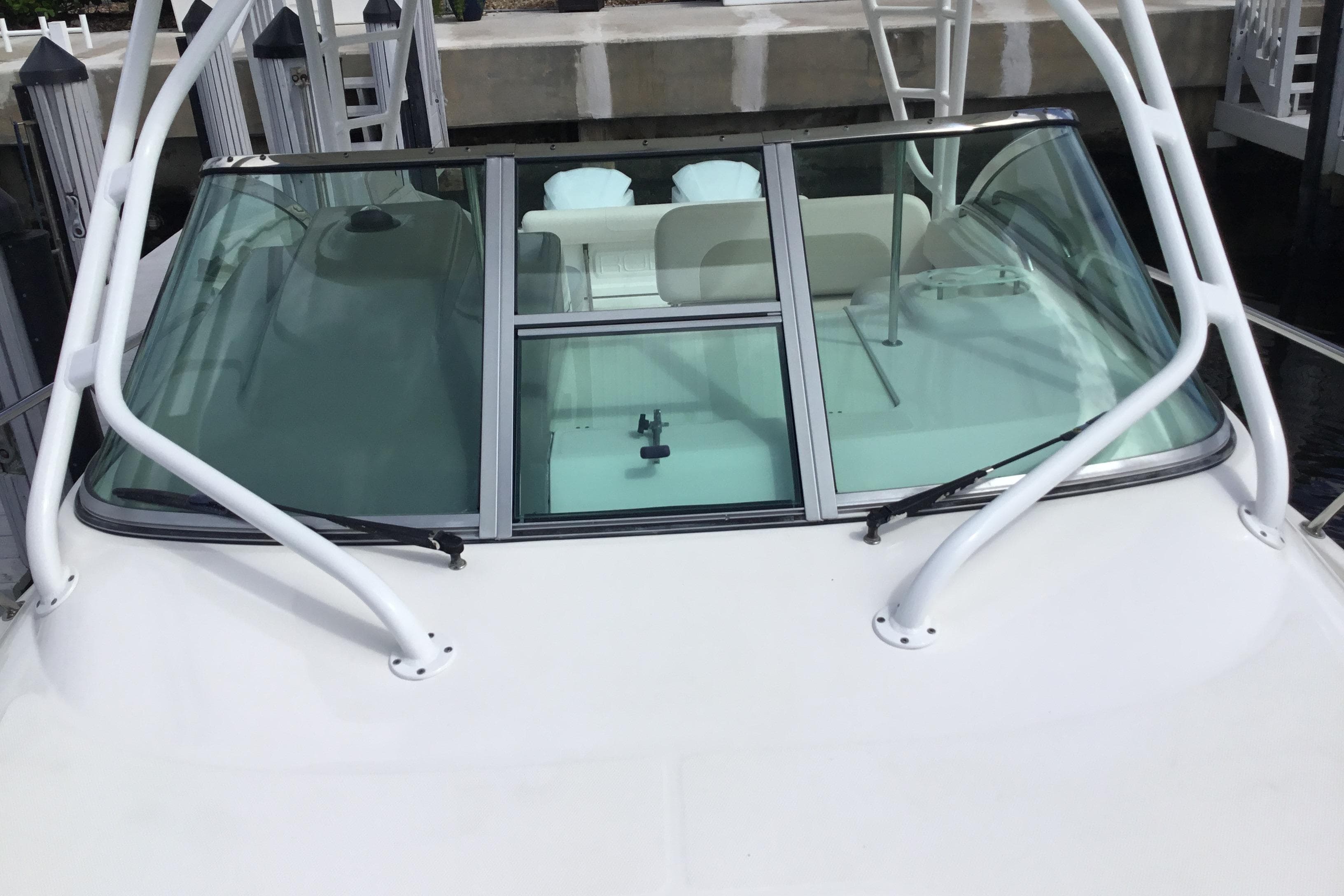 2017 Robalo R305 Walkaround boat windshield and cockpit view.