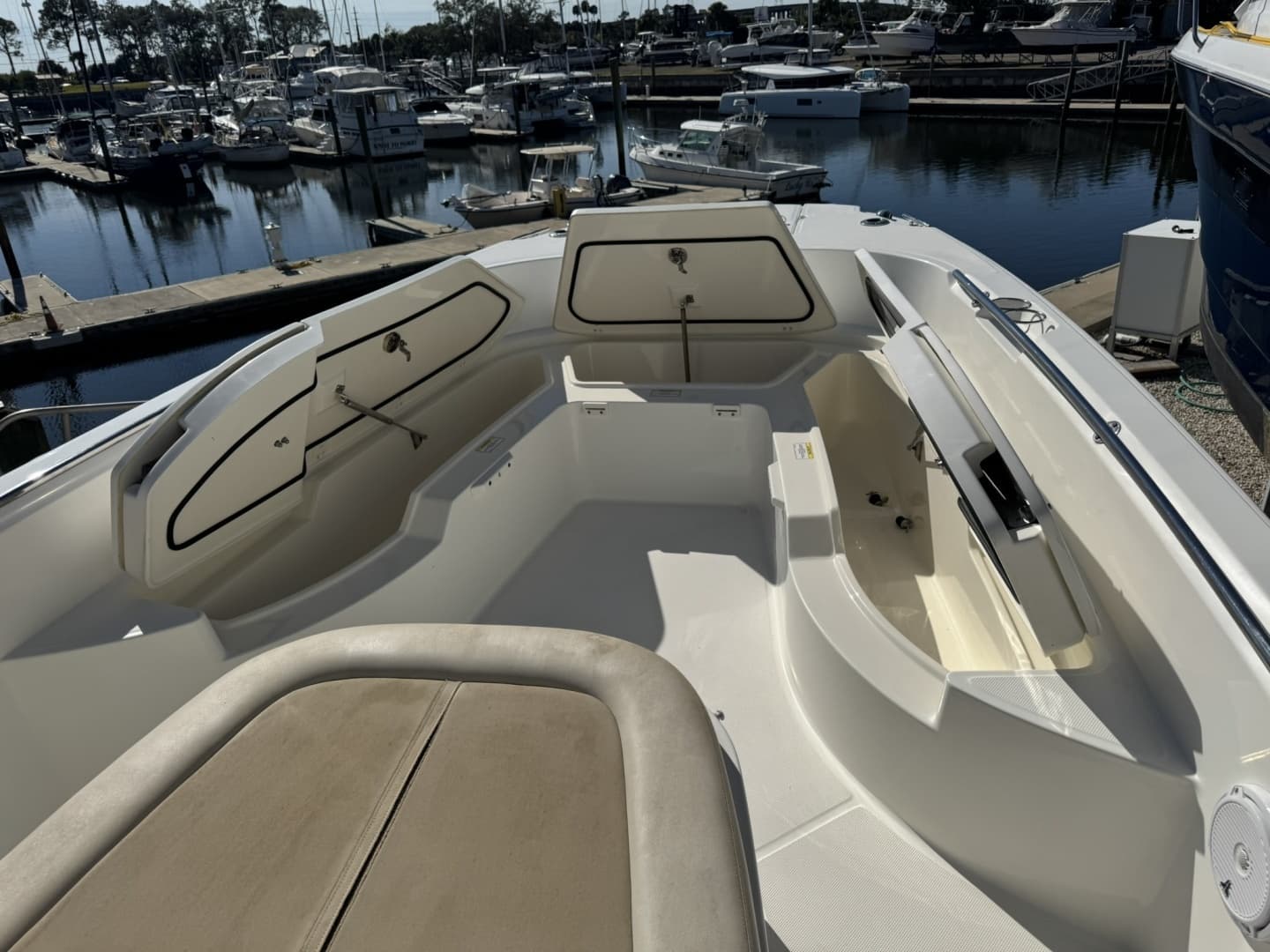 2019 Boston Whaler 270 Dauntless - Image 41