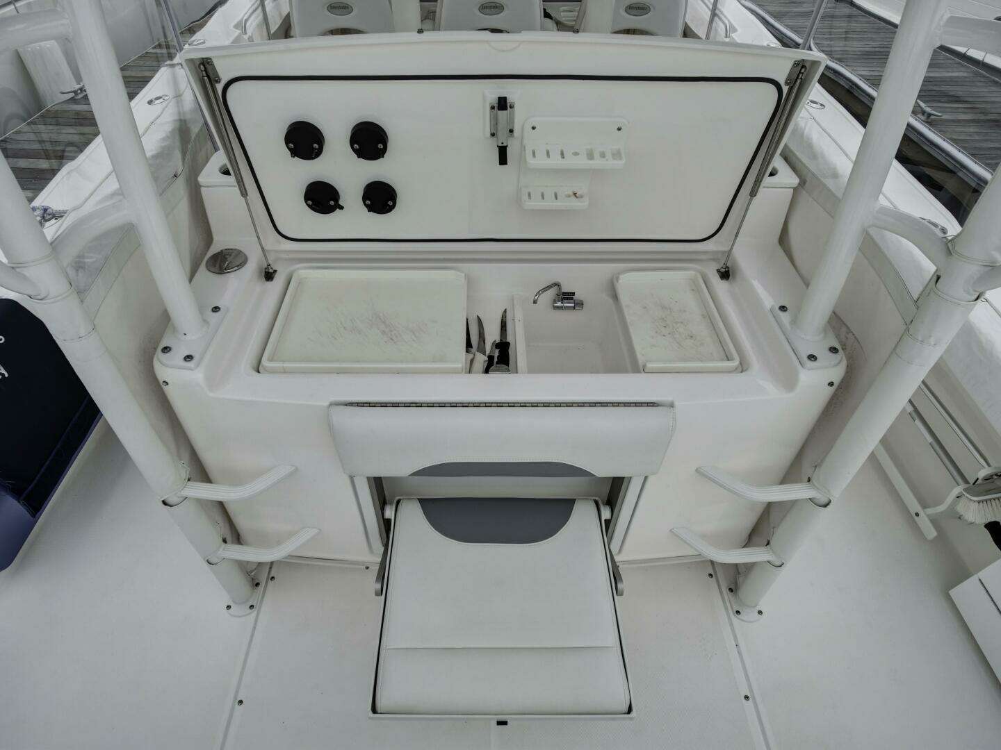 2015 Everglades 435 Center Console - Image 10