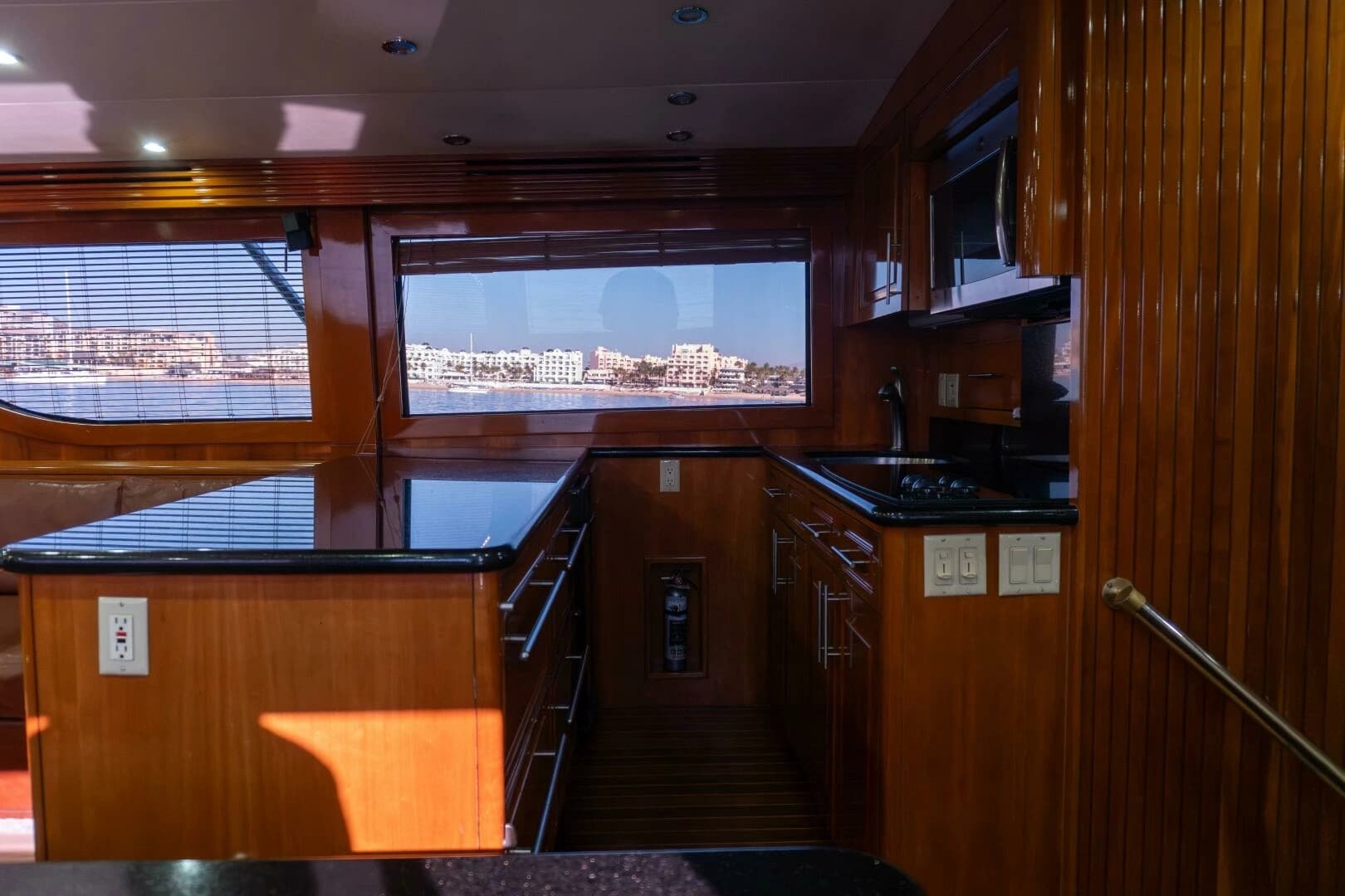 2001 Hatteras 60 Convertible - Image 14