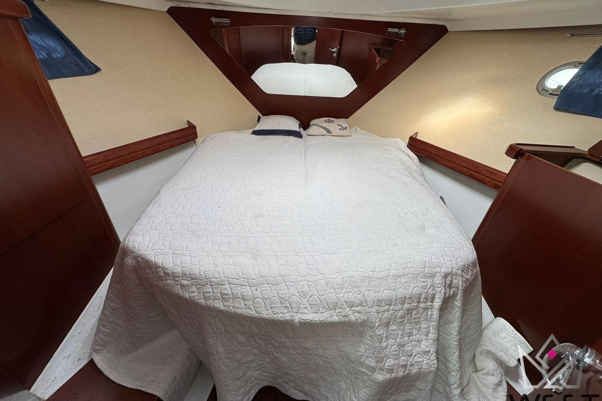 Cozy cabin interior of 2006 Beneteau Antares 9.80 with a neatly made bed.