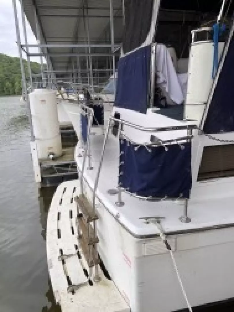 1979 Chris-Craft Catalina - Image 4
