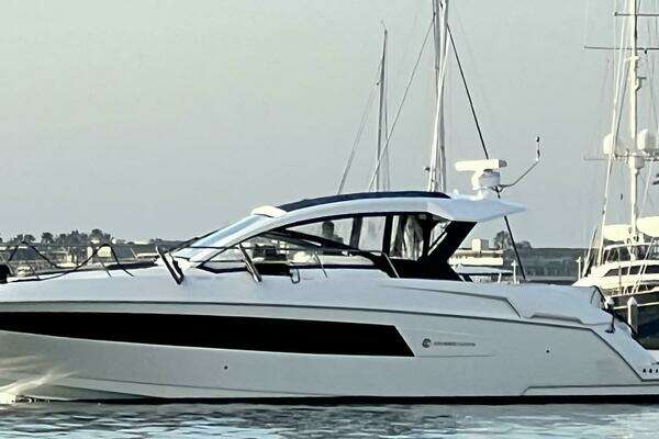 2017 Cruisers Yachts 390 Express Coupe - Image 1