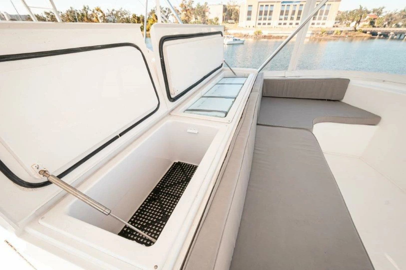2001 Viking 61 Convertible - Image 36