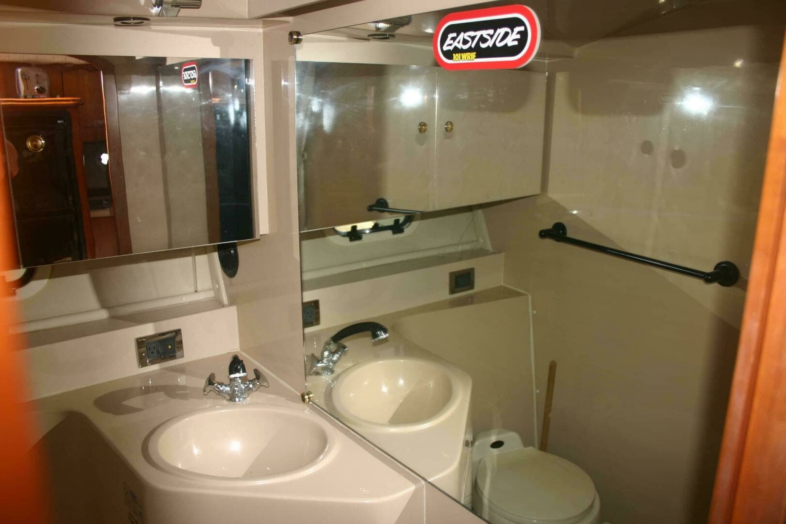 2001 Cruisers Yachts 3750 Motor Yacht - Image 26